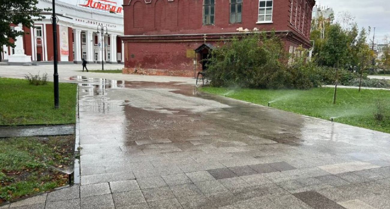 На площади Кирова автополив полгода поливает прохожих вместо клумб