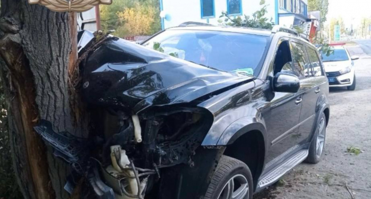 В Балаково Mercedes протаранил дерево у АЭС: пассажир госпитализирован