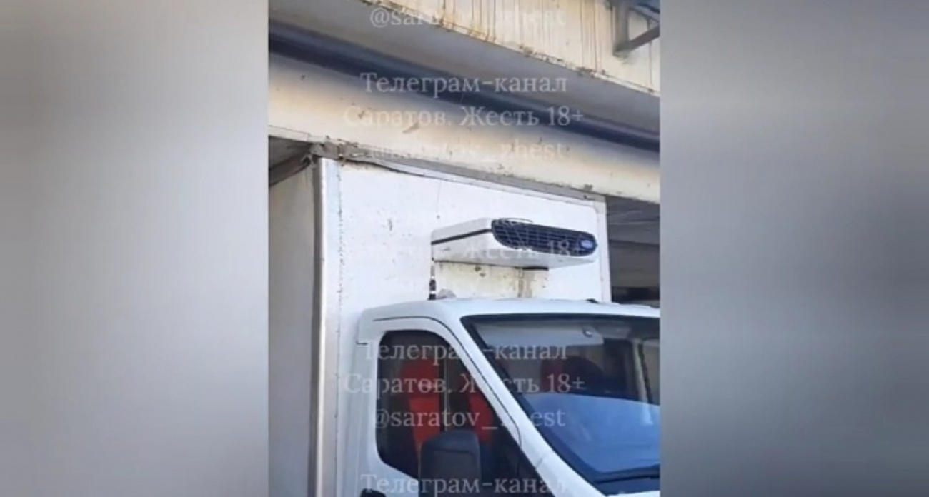 "ГАЗель" снова застряла под саратовским "мостом глупости" — уже второй раз за месяц