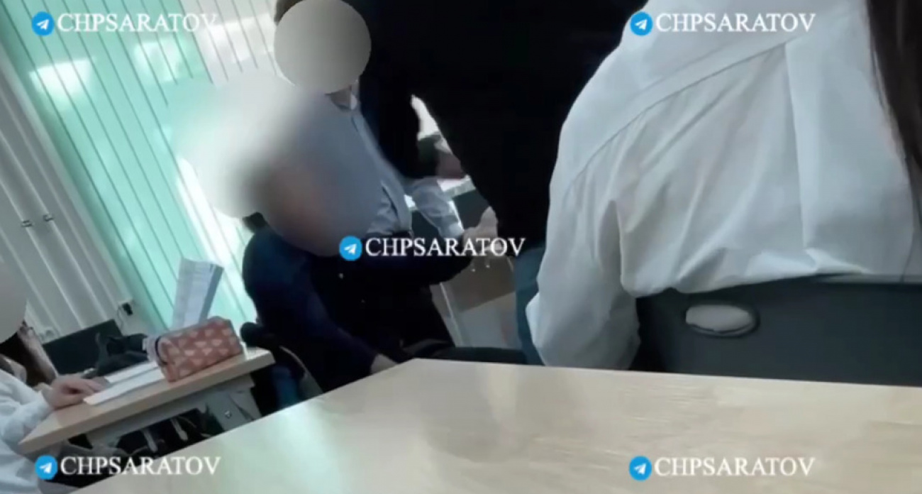 "Я тебя зарою!": родитель ученика избил 13-летнего школьника на уроке в Саратове