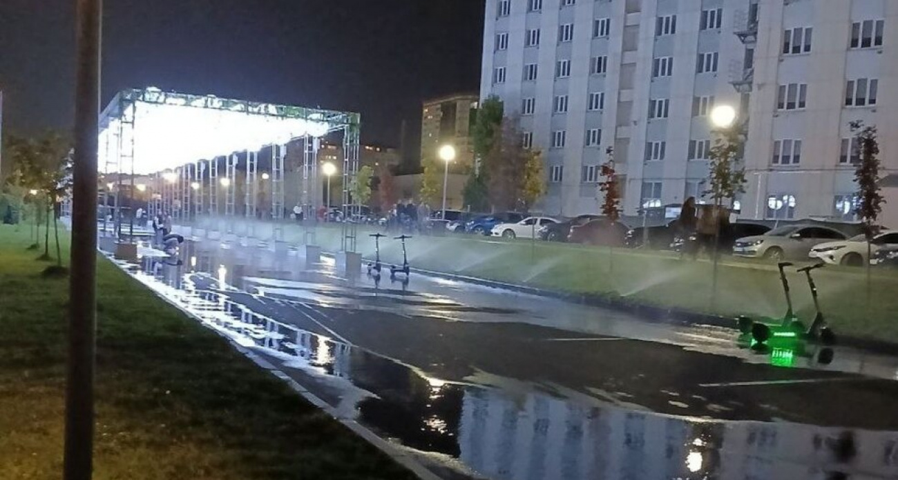 Неисправный автополив превратил популярную фотозону с шарами в саратовскую "реку"