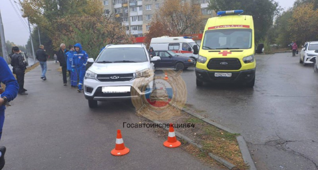 Chery Tiggo без ручника покатилась и насмерть сбила 40-летнего мужчину в Саратове