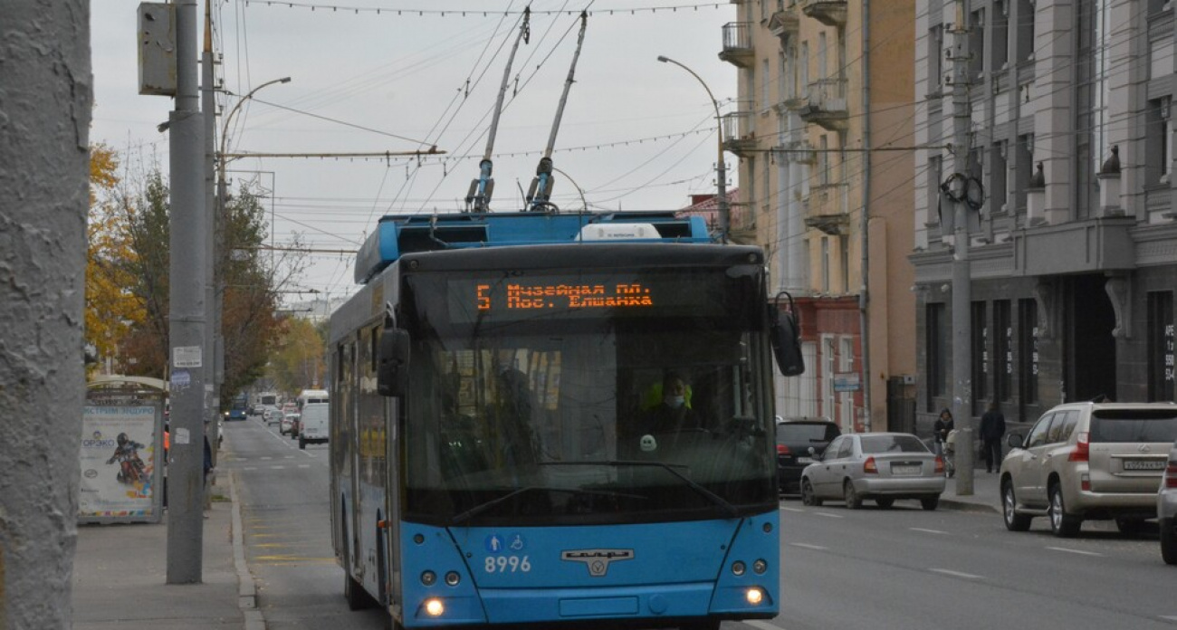 Авария контактной сети на площади Ленина парализовала пять троллейбусных маршрутов в Саратове
