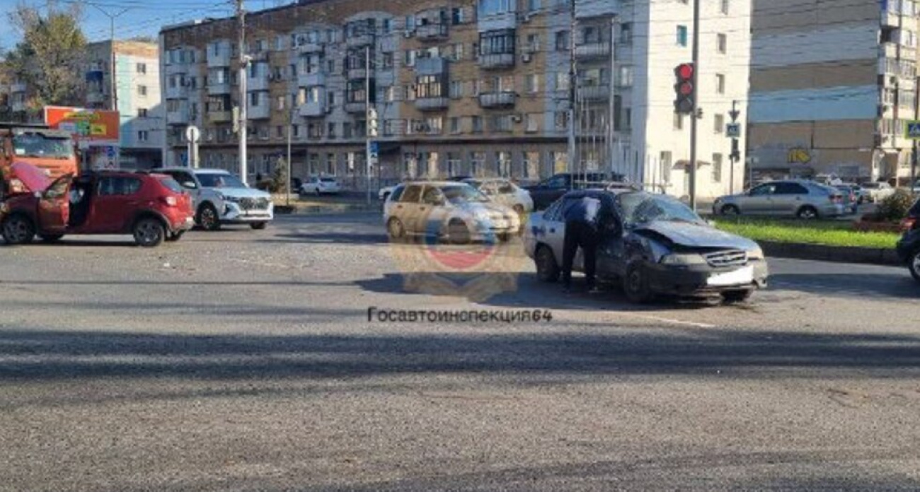 68-летняя пенсионерка и пассажирка госпитализированы после столкновения Daewoo и Renault на Строителей