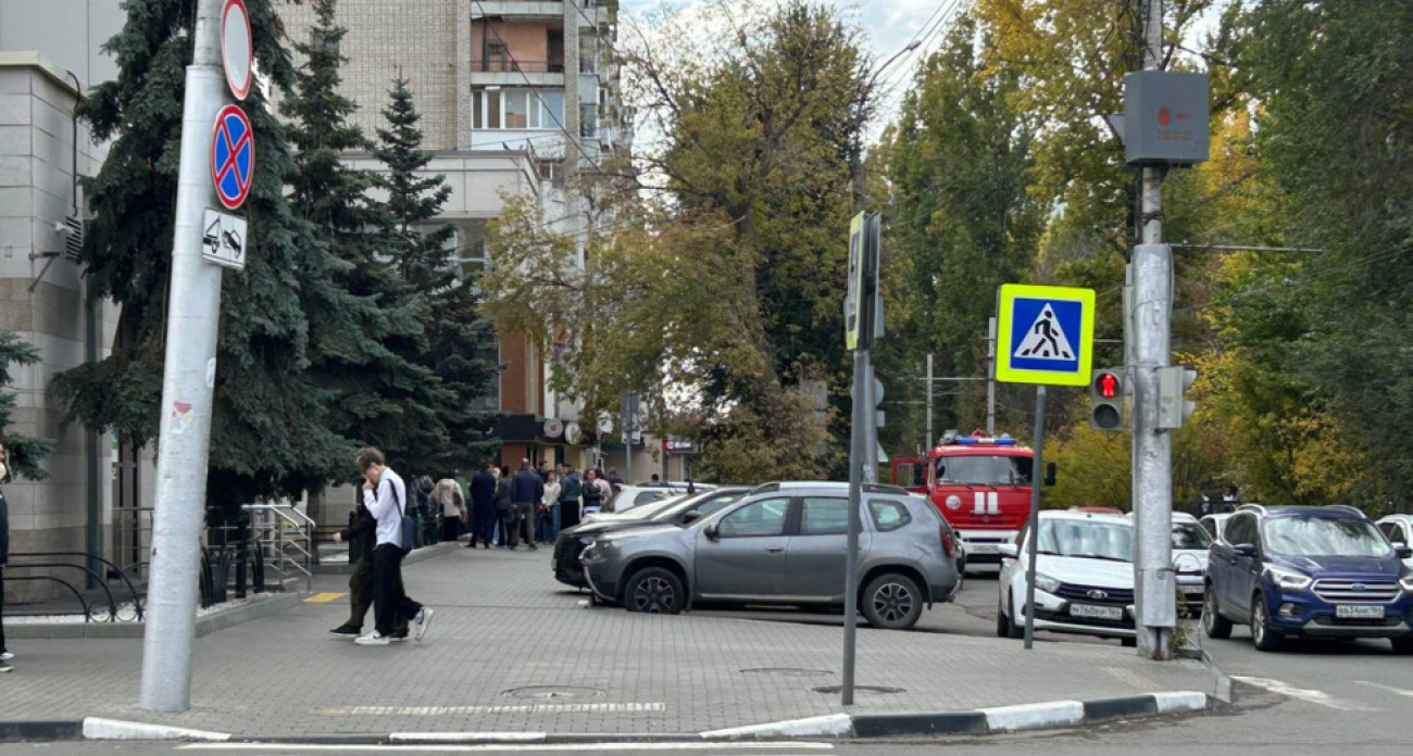 "Сбербанк" на Вавилова экстренно эвакуировали: к зданию прибыла пожарная машина