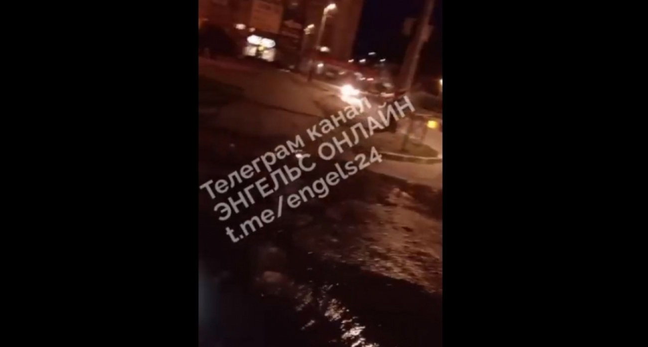 Фекальный фонтан бьет каждый день напротив школы №1 в центре Энгельса: Водоканал бездействует