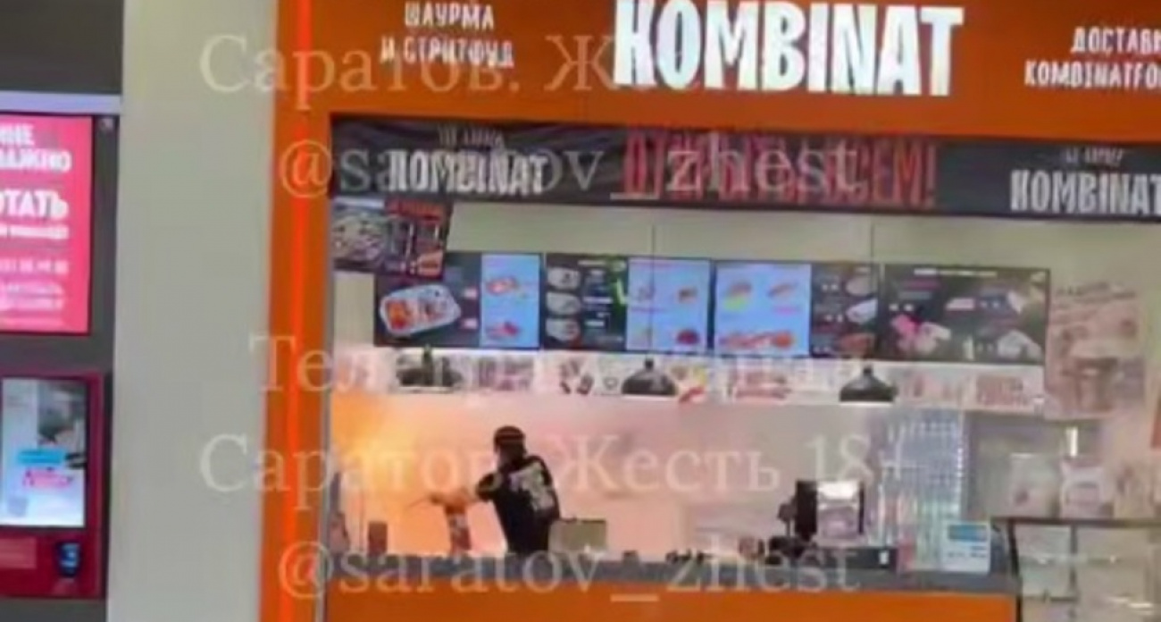 Пожар в фудкорте "Тау Галереи" в Саратове: сотрудник тушил огнетушителем, людей эвакуировали