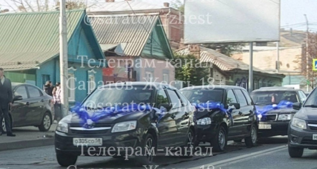 Свадебный кортеж из четырех "Лад" устроил массовое ДТП в центре Саратова