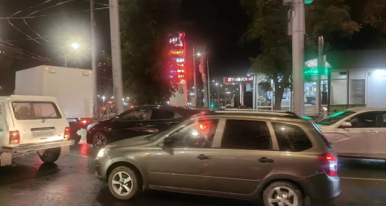 Тройное ДТП парализовало мост и смертельная авария в Духовницком районе: главные новости Саратова за 12 октября
