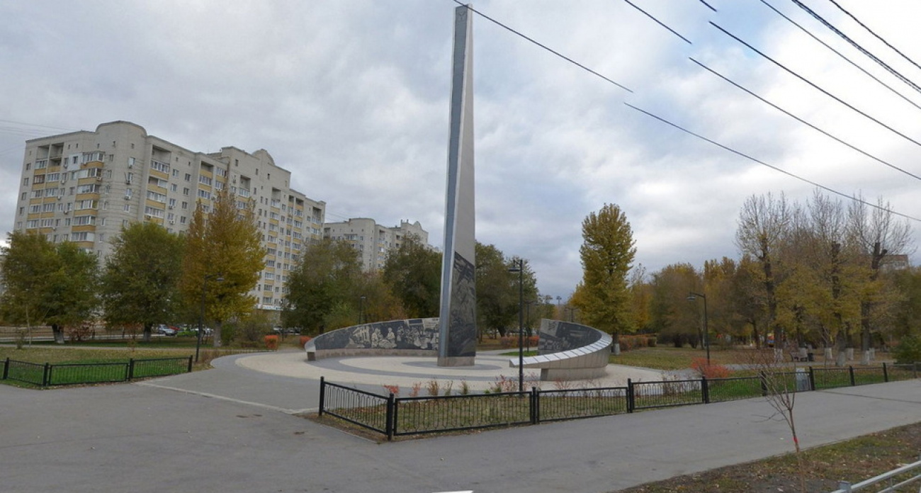 Заводской сквер в Саратове переименовали в честь трудовой доблести через три года после установки стелы