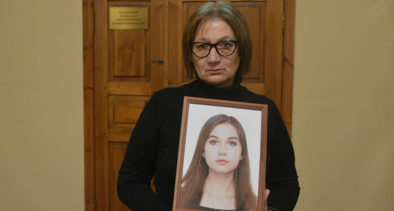 "С портретом дочери в суд": мать 20-летней жертвы ДТП с пятью машинами требует максимального срока для 19-летнего виновника