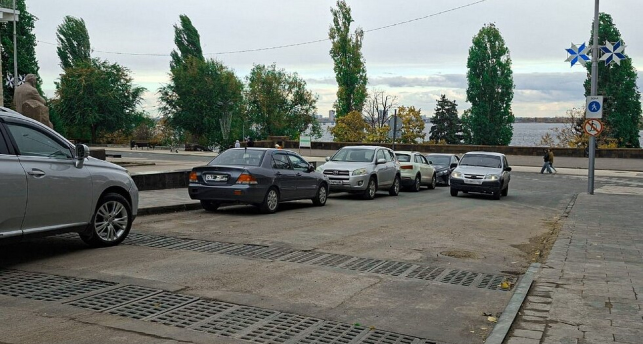 В Саратове установили щелевую ливневку, чтобы лестницы набережной перестали превращаться в водопады