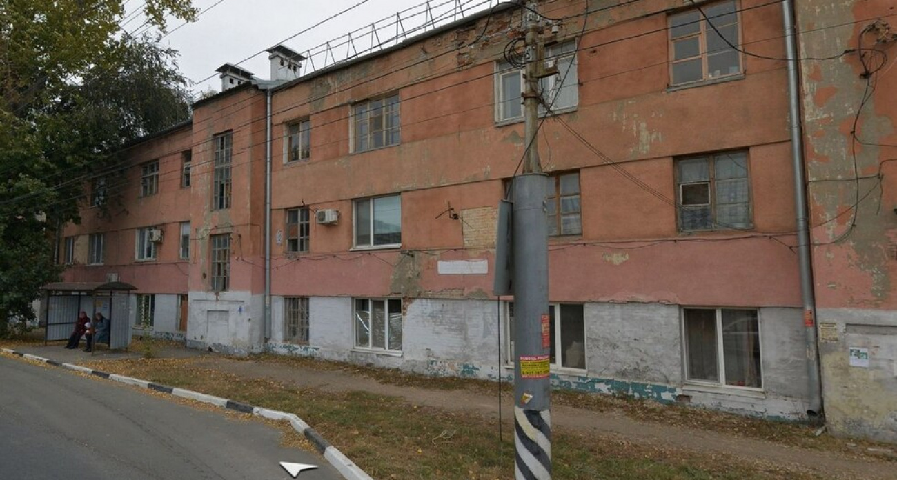 Трехэтажный дом 1930 года на Советской в Энгельсе снесут до октября 2026-го после жалоб на обрушение потолка