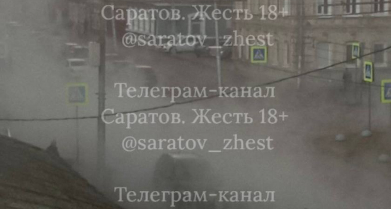 В Саратове прорвало трубу на пересечении Вавилова и Железнодорожной: улицы затопило кипятком
