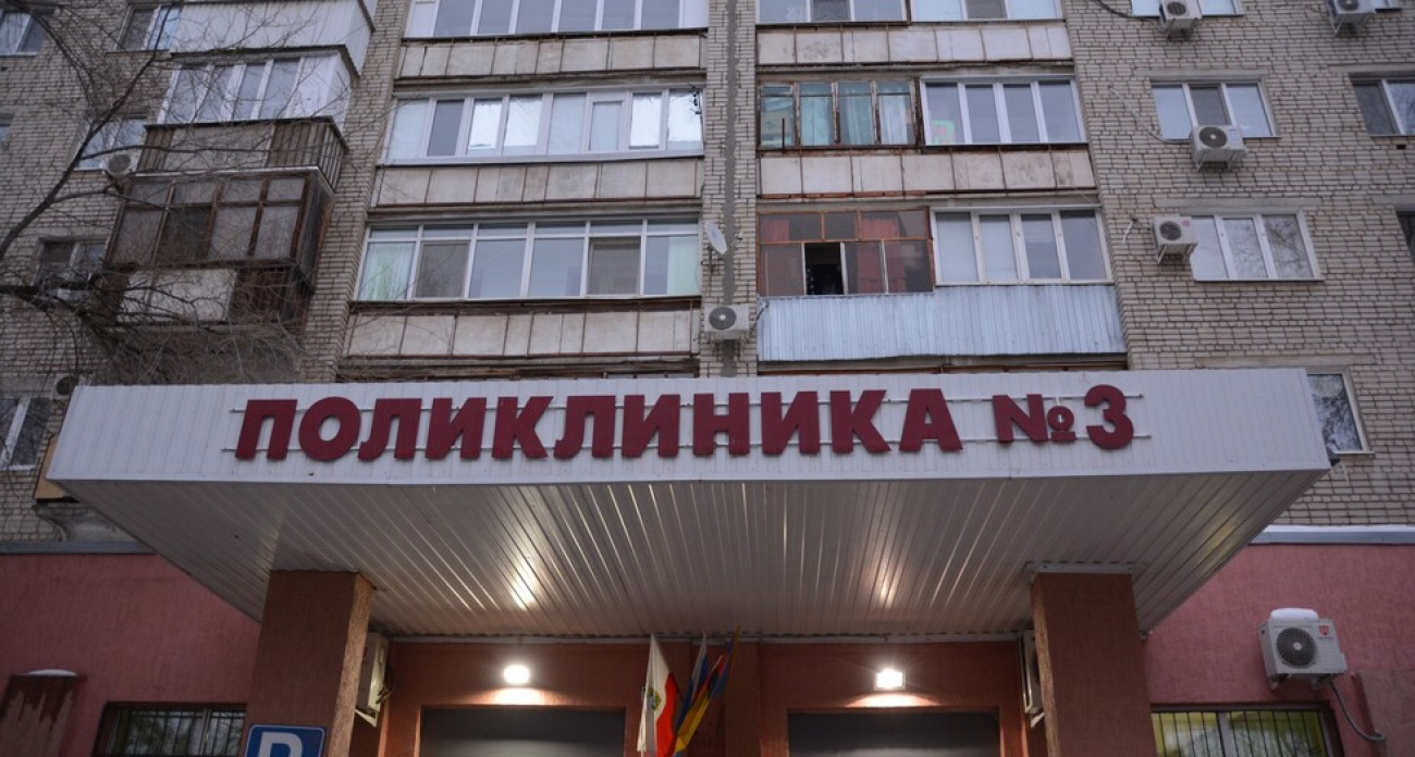 "Только две поликлиники за пять лет": родители в Энгельсе мечутся по городу с больными детьми