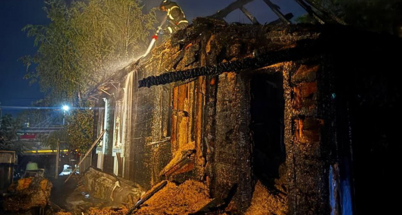 71-летний пенсионер сгорел в деревянном доме в Шарковке: второй курильщик за сутки