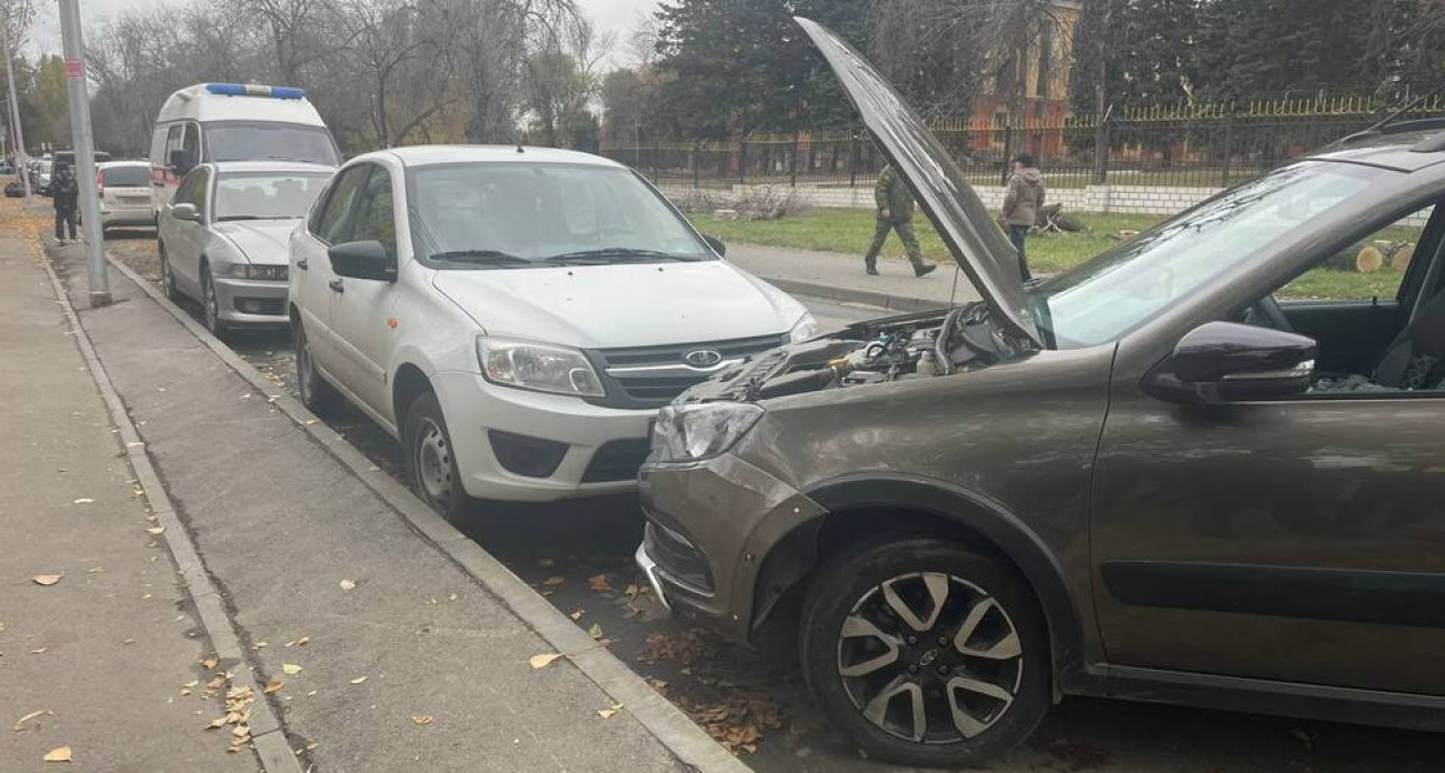 68-летний водитель Lada Granta умер за рулём, протаранив два припаркованных автомобиля в Саратове