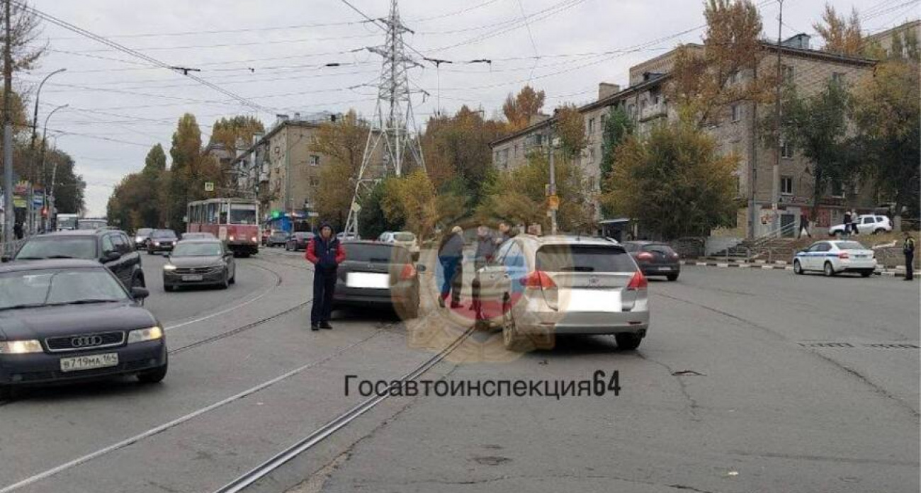 В Саратове KIA и Toyota столкнулись на трамвайных путях: водитель госпитализирован