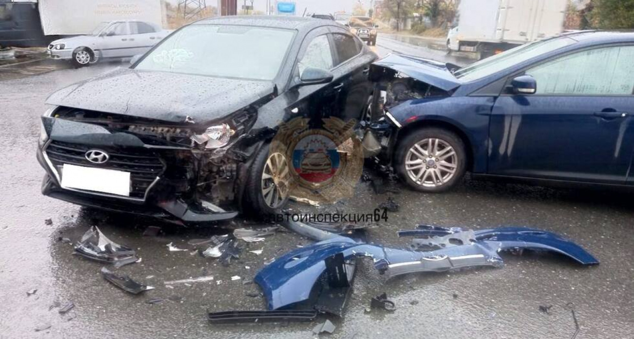 В Саратове Ford врезался в Hyundai: 63-летняя женщина госпитализирована