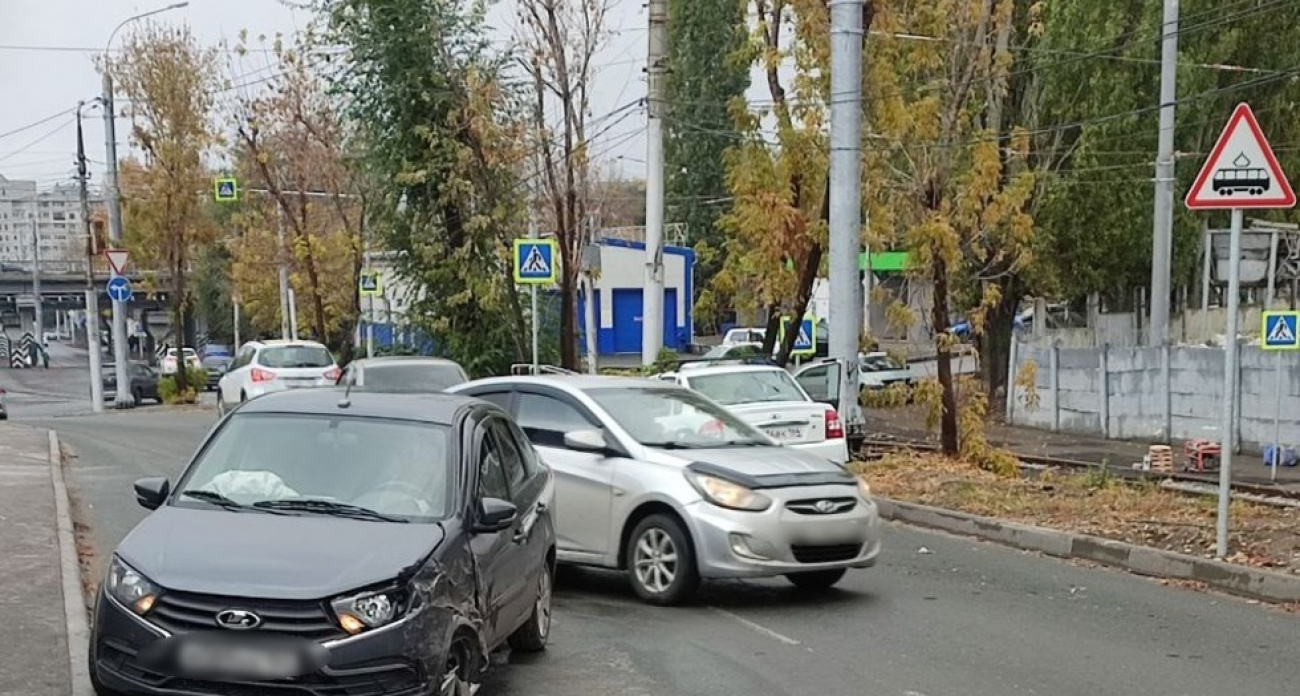 Девушка на "Гранте" врезалась в родителей саратовца и сбежала с места ДТП