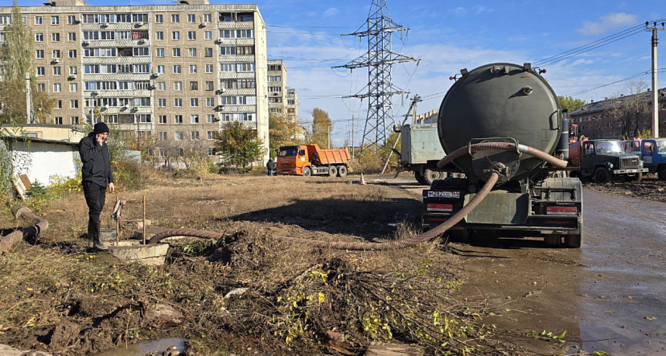 Прорыв 500-миллиметрового водовода оставил без воды жителей Энгельса: срок устранения аварии назван