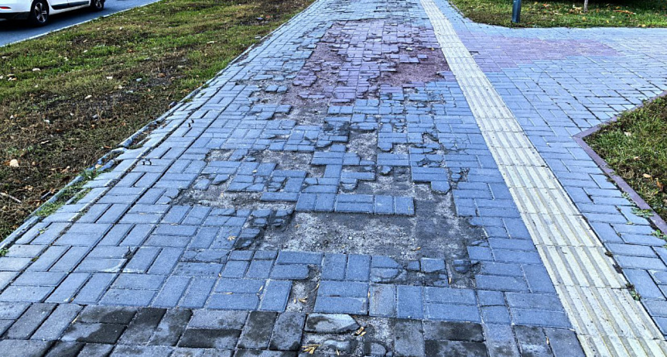 Провалы вместо плитки: тротуар у ТЮЗа в центре Саратова превратился в полосу препятствий