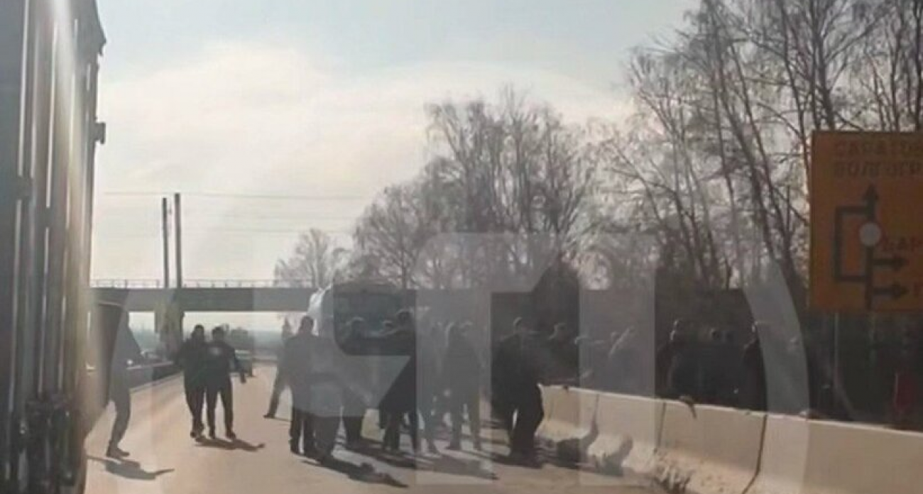 Массовая драка фанатов «Сокола» и «Волги» парализовала въезд в Саратов: видео