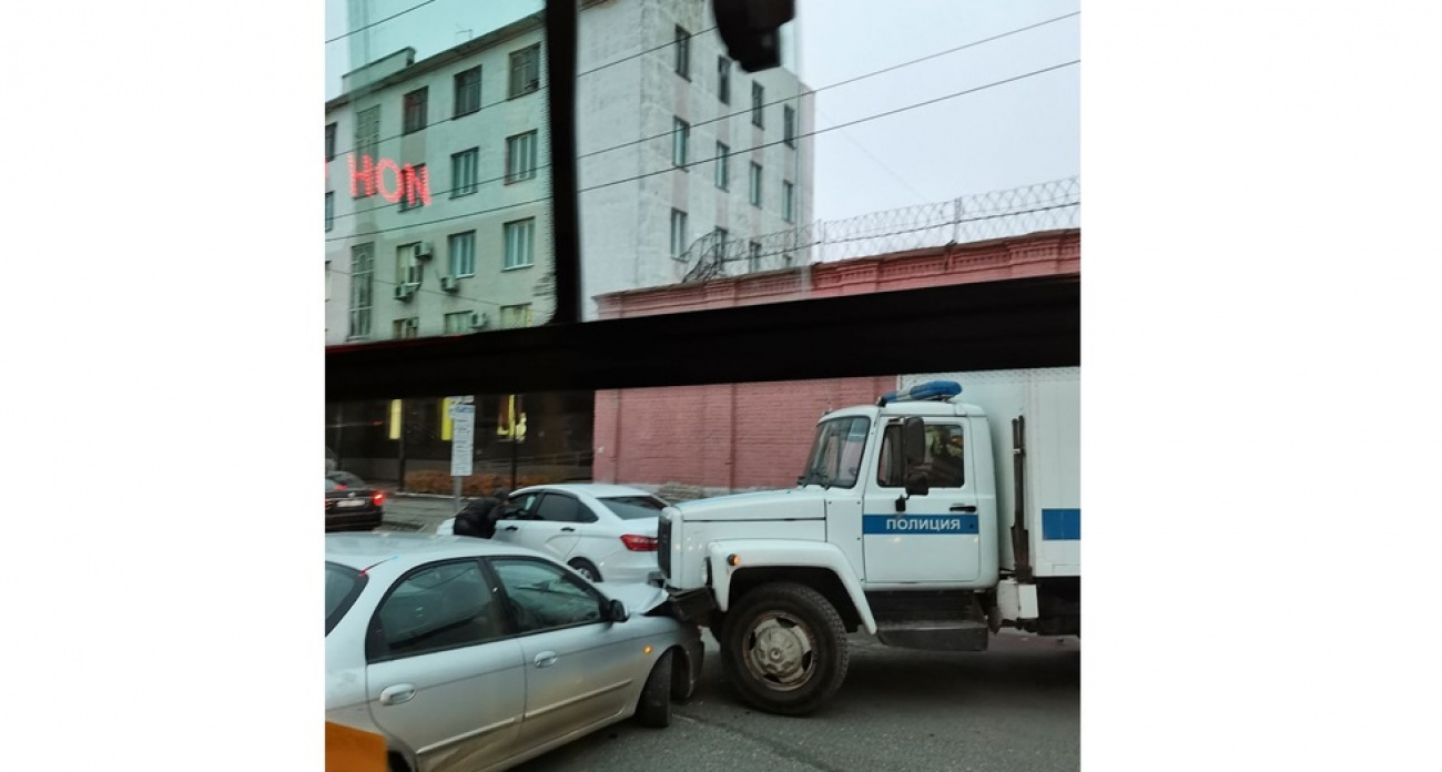 Полицейский грузовик протаранил легковушку у СИЗО в центре Саратова — движение парализовано