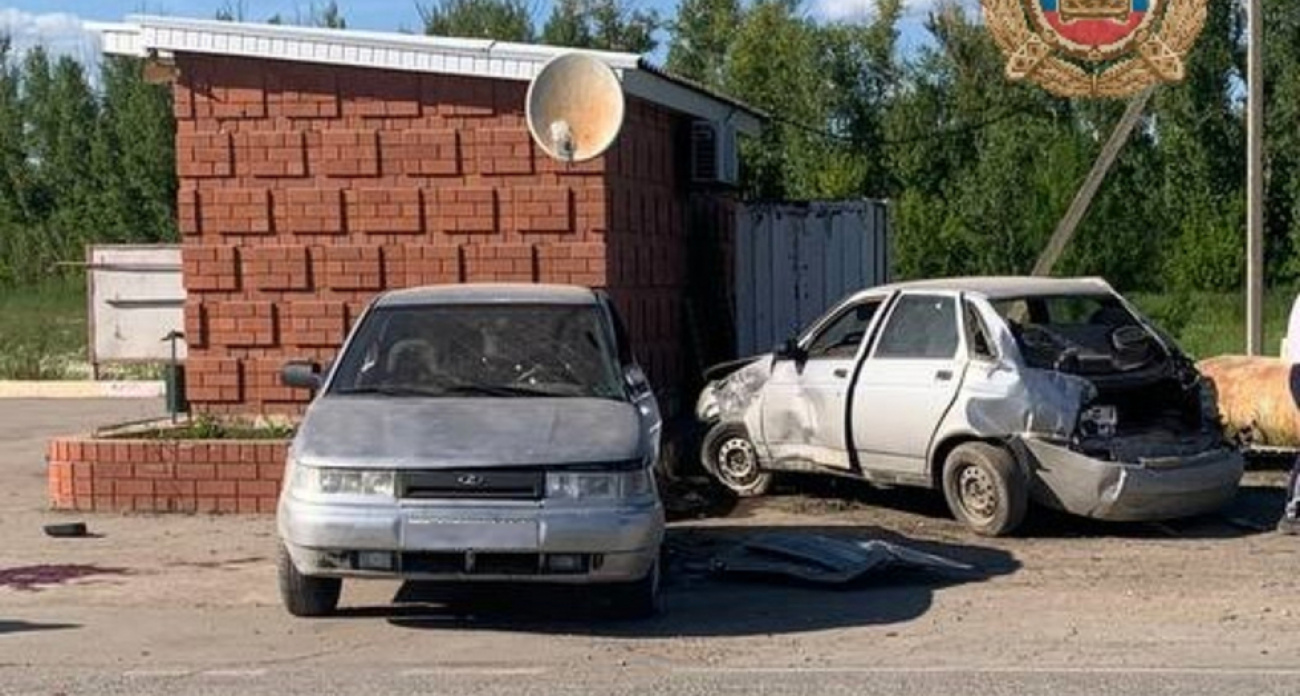 Саратовец на "Приоре" протаранил семью с детьми 9 и 16 лет: четверо в больнице, возбуждено уголовное дело