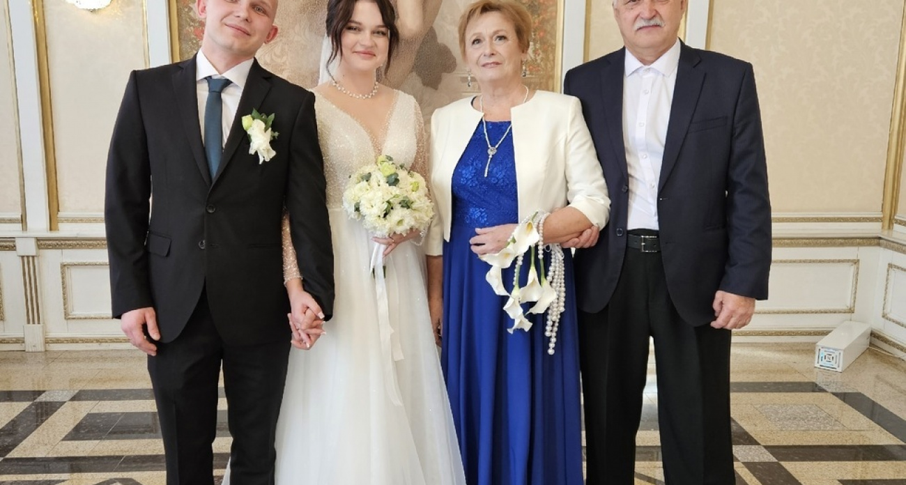 Знакомство на демонстрации в 18 лет обернулось 49-летним браком: завод "Тантал" обанкротился, а семья выстояла