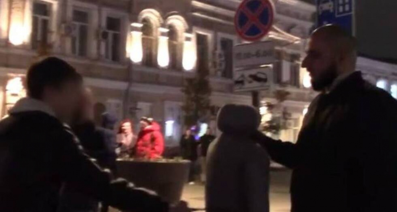 17-летний саратовец ранил ножом женщину из-за религиозной одежды: арестован до декабря