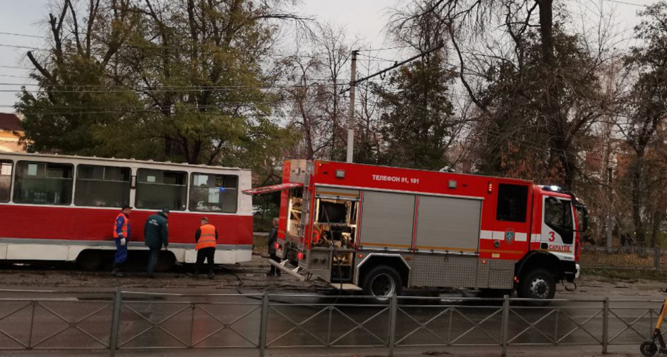 Трамвай загорелся у стен СГУ: маршрут №11 парализован в центре Саратова