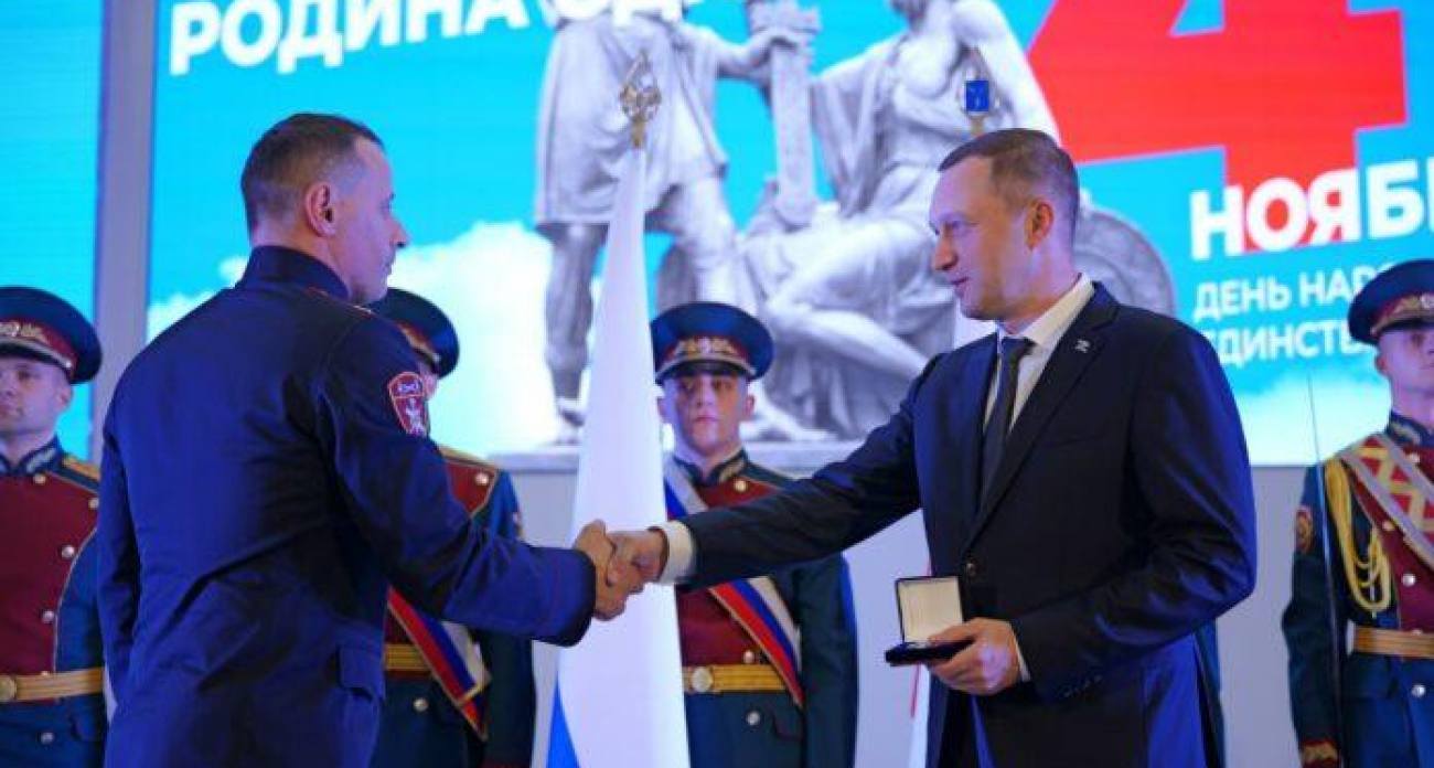 Бусаргин наградил 15 участников СВО «За мужество и отвагу» и занес 17 саратовцев на Доску почета