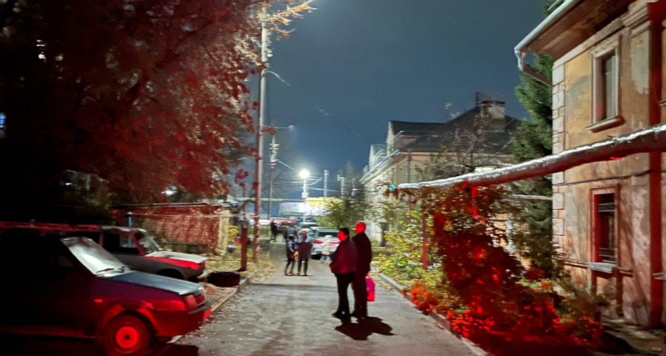 "В подъезде стоит сильный запах": семьи с детьми экстренно покидают дом на Соколовогорской из-за утечки газа