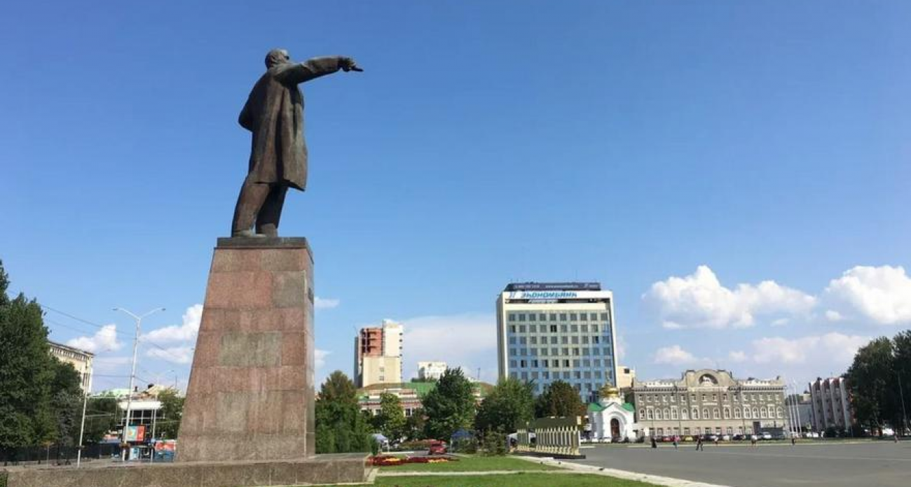 «Не ценят труд людей»: в Саратове украли 15 кустов спиреи у памятника Ленину