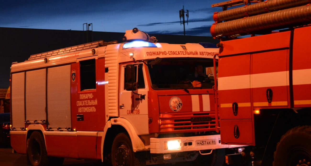 18-летний юноша госпитализирован с ожогами после пожара в гараже на Полтавской в Энгельсе