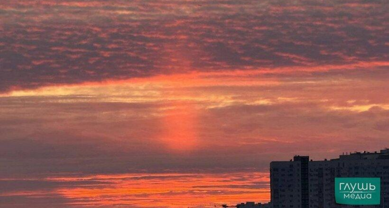 Ледяные кристаллы превратили закат в Саратове в розовый световой столб до неба