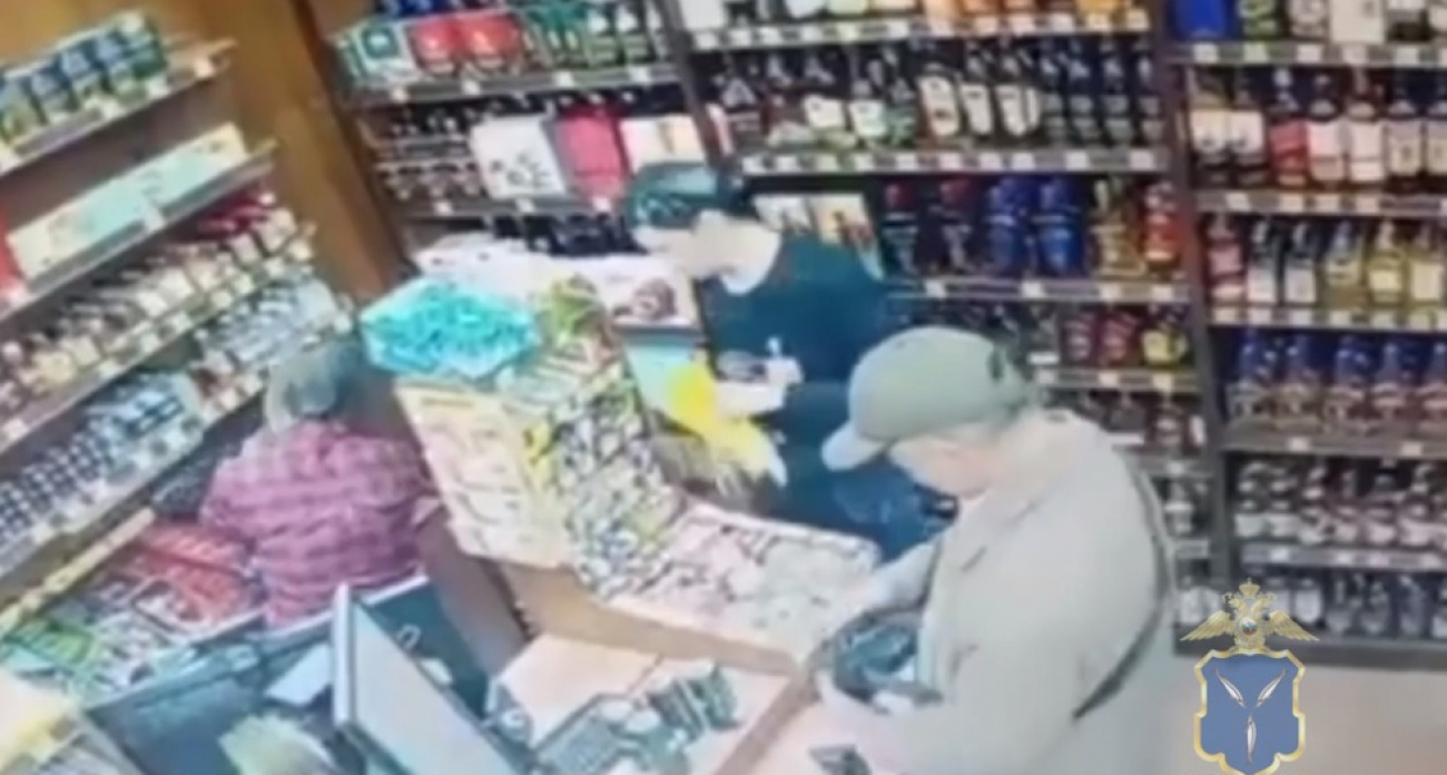 58-летний саратовец украл терминал на 35 тысяч рублей из алкомагазина на Миллеровской