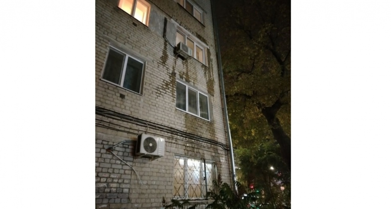 "Шесть квартир затопило при запуске отопления": жители дома на Энтузиастов жалуются на ежегодные аварии из-за изношенных труб