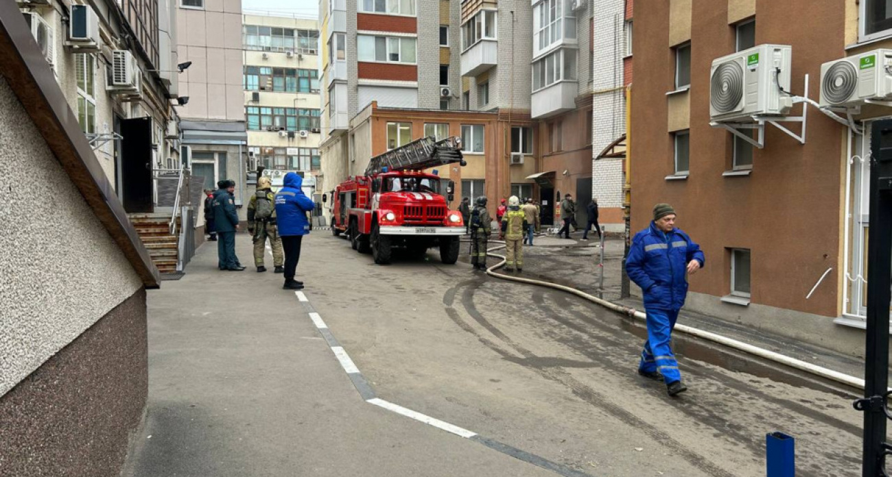 В центре Саратова загорелась машина в паркинге многоэтажки: пять расчетов МЧС тушили огонь у "Сбербанка"