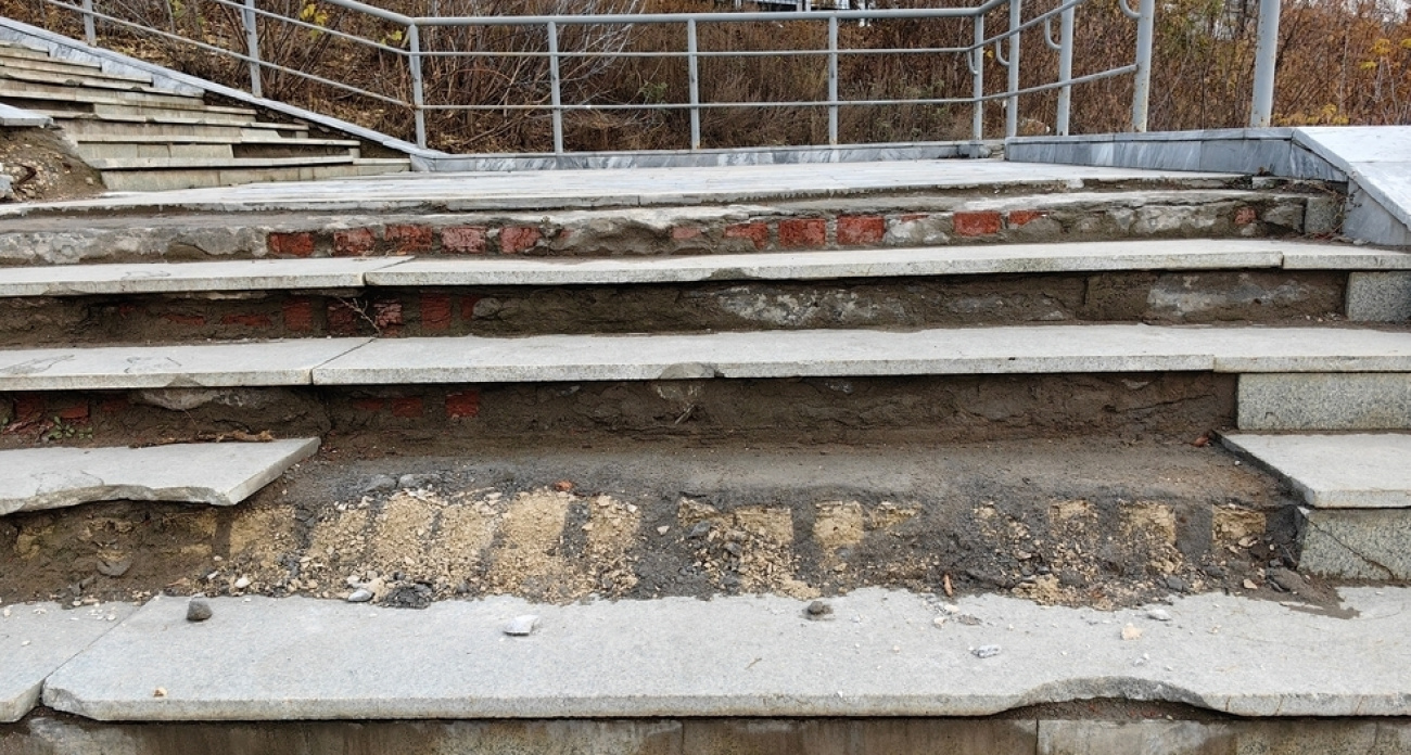 Потратили 1,18 млн на ремонт "кровавой" лестницы к ФОКу "Звёздный", но она осталась смертельно опасной