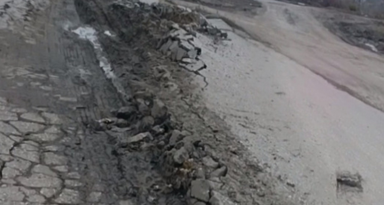 Глава района Молчанов три недели игнорирует разбитую дорогу к дому после обещания отремонтировать до 15 октября