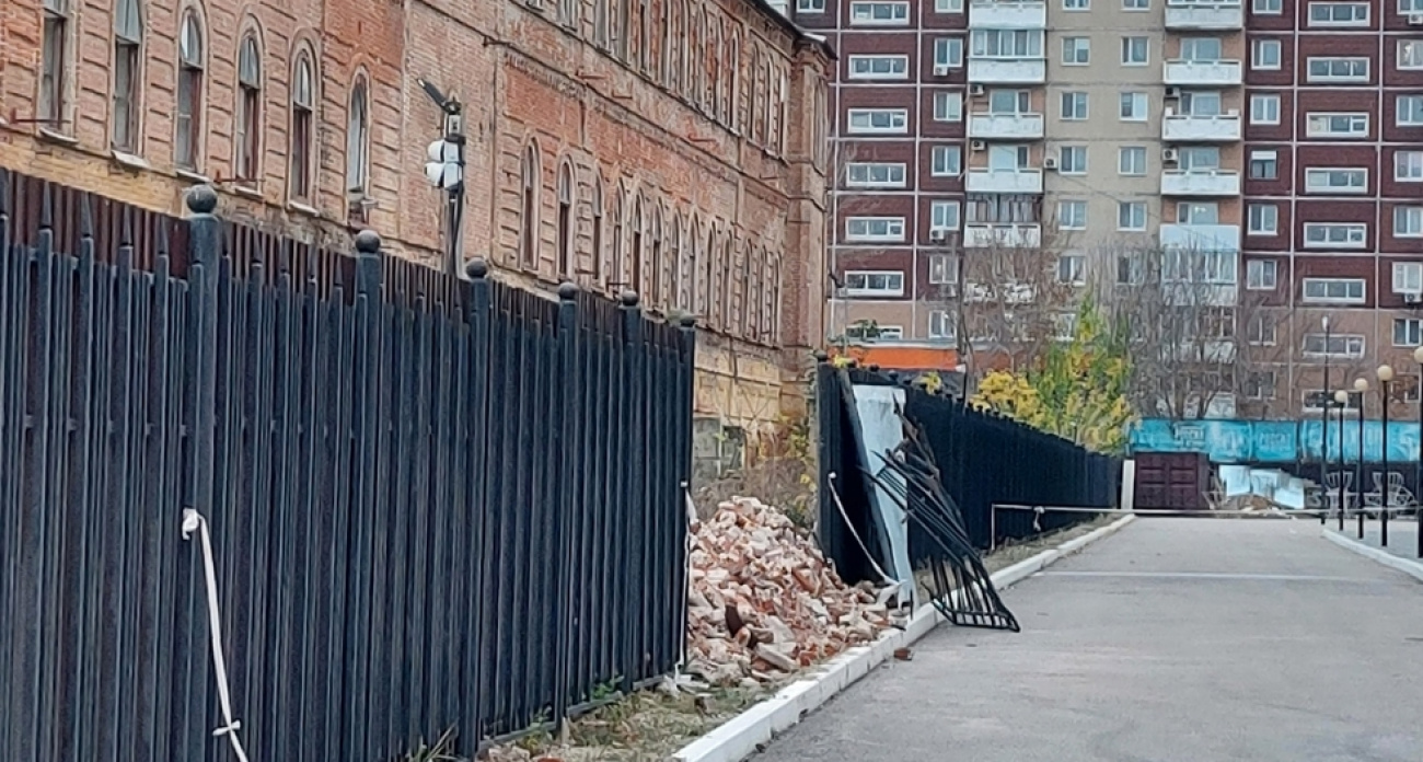 Казарма-памятник в центре Саратова продолжает рушиться: кирпичи сыплются на музей, а власти полгода бездействуют