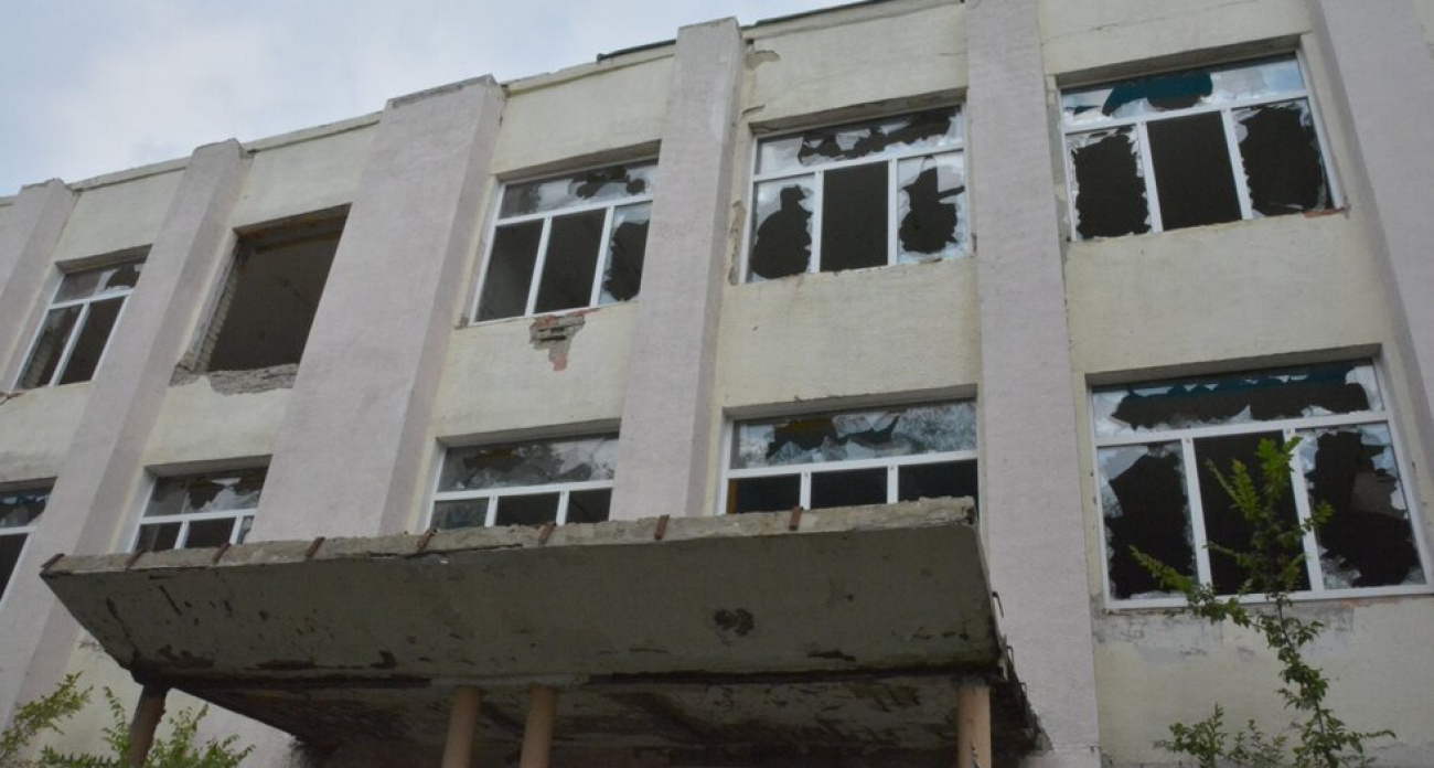 Власти Саратова прячут за забором здание, в которое вложили 10 миллионов и бросили