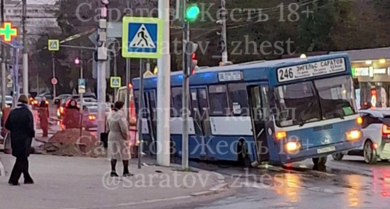 Автобус №246 "Саратов-Энгельс" снова провалился в "вечную" яму на Чернышевского — уже второй за месяц