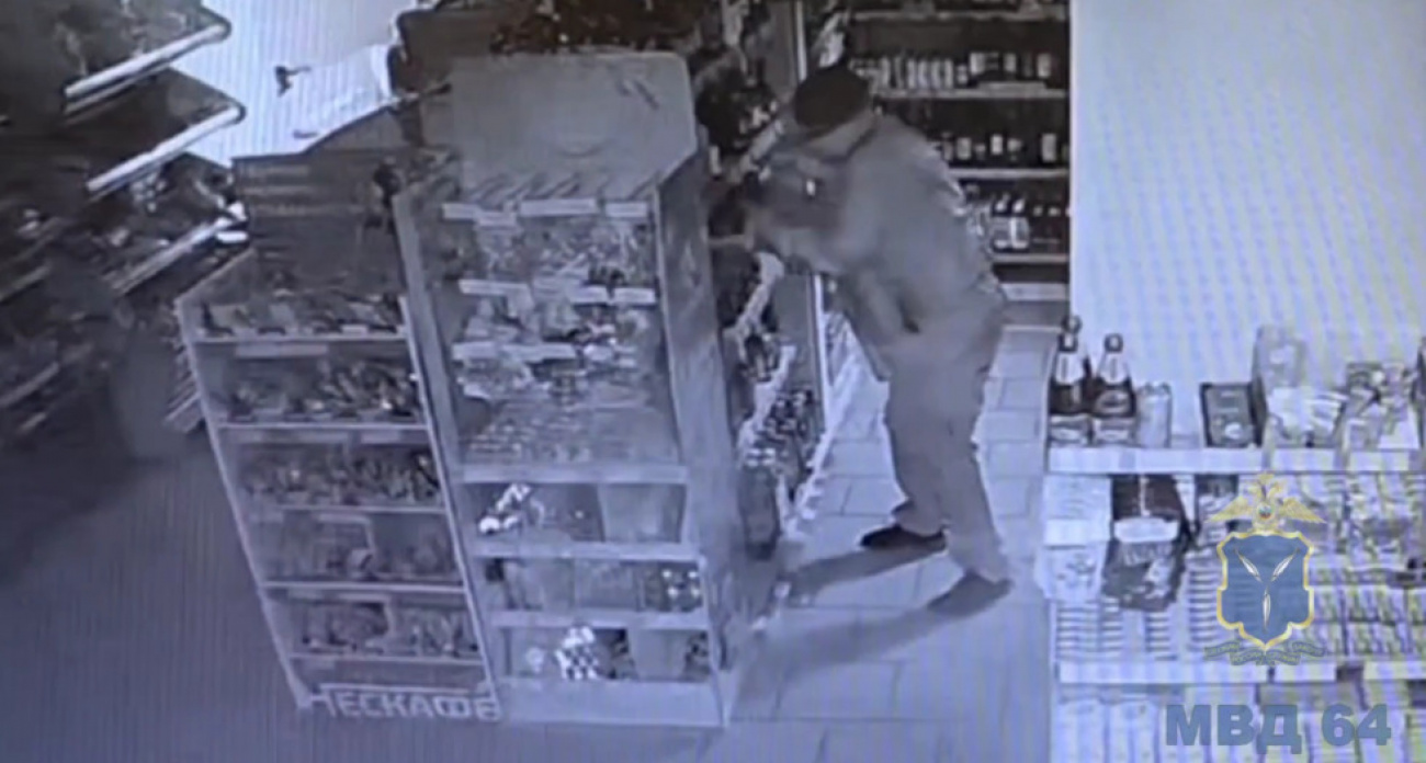 43-летний рецидивист разбил витрину ради 6 бутылок виски за 2 тысячи рублей и тут же их выпил