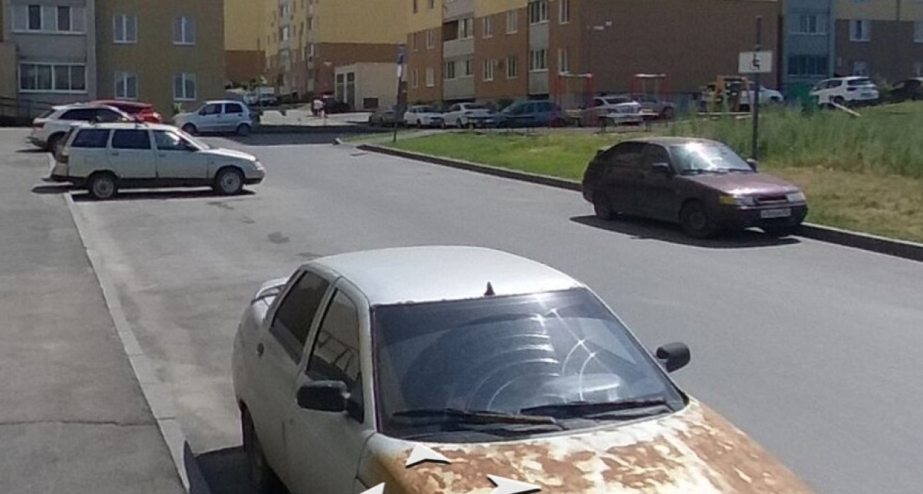 "Брошенные" отечественные авто в Заводском районе: владельцам дали 30 дней или машины заберут в муниципальную собственность