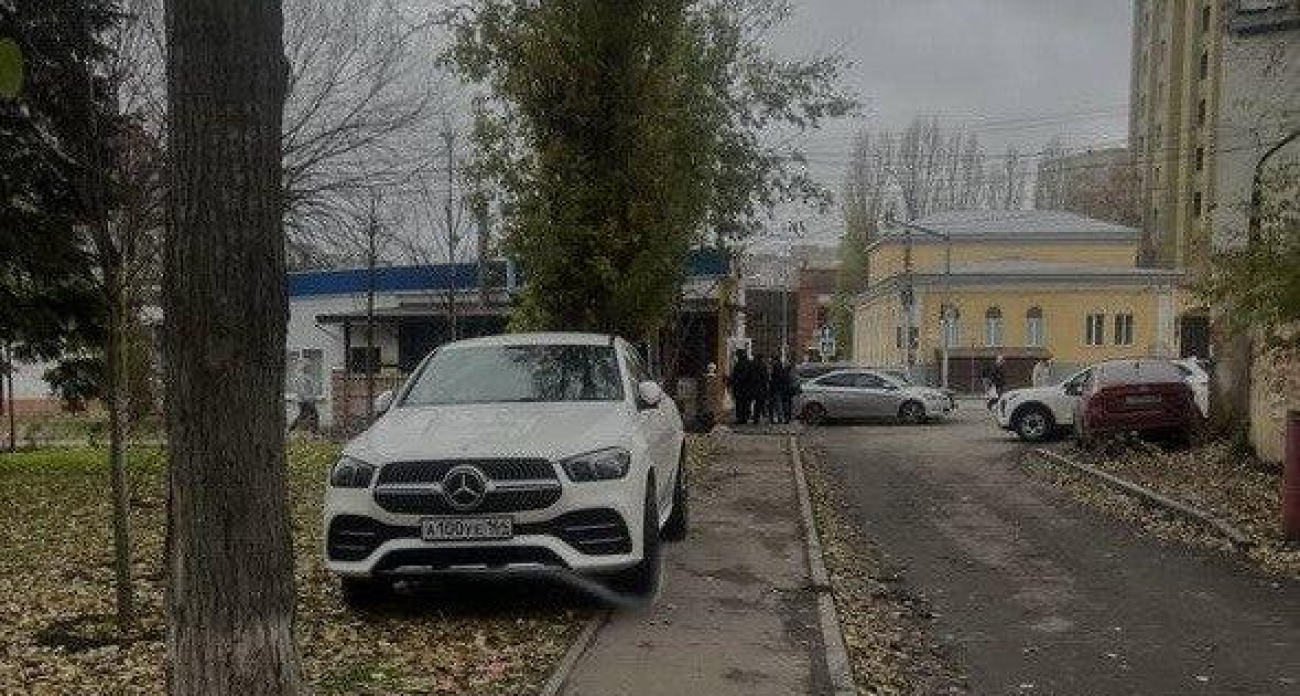 «Мерседес» А100УЕ164 припарковался на газоне в свежеблагоустроенном сквере Саратова