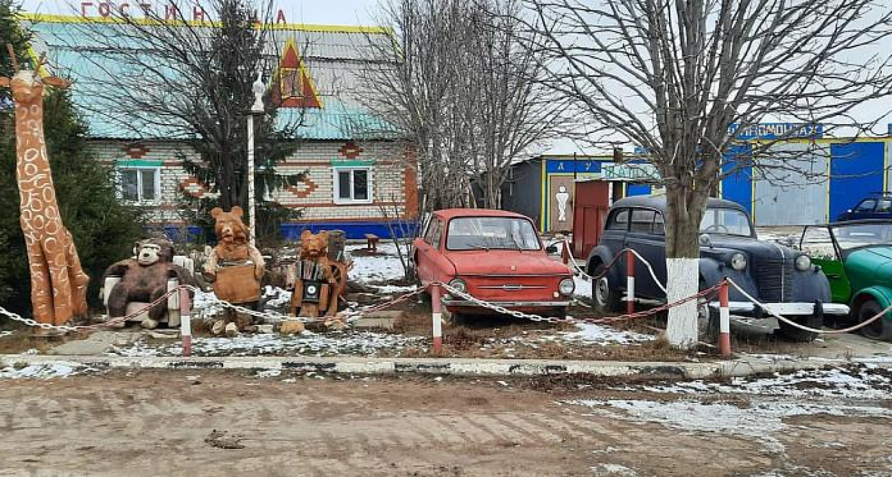 Гостиница с Бабой-Ягой, музеем авто и СТО: под Саратовом продают готовый бизнес за 30 млн