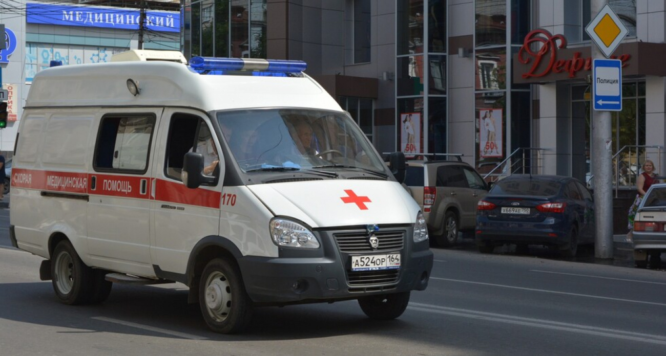 Женщина погибла при падении с высоты в Октябрьском районе Саратова